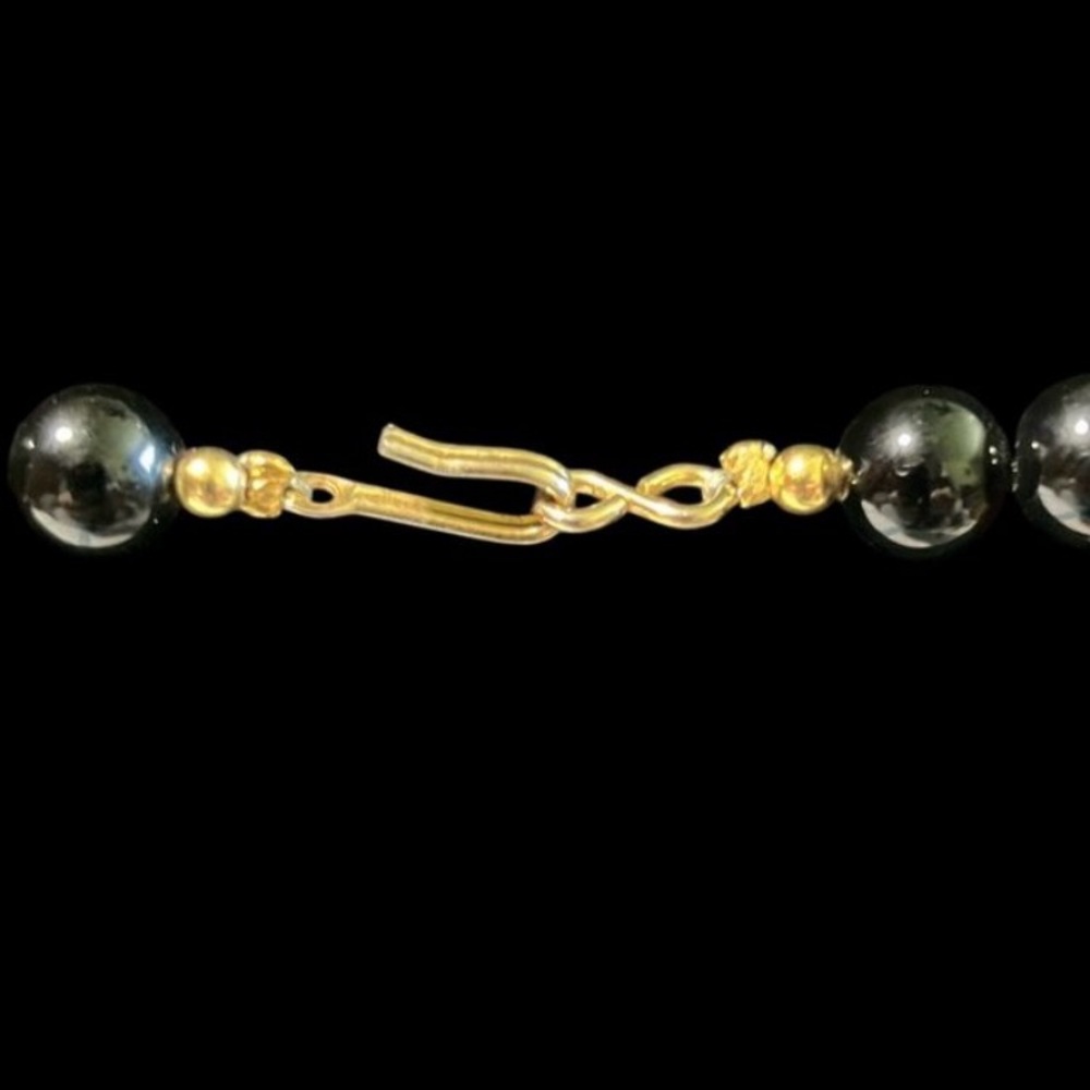 Lee Sands Style Cream and Black Glass Bead Necklace with Lion MOP Pendant - Picture 3 of 3